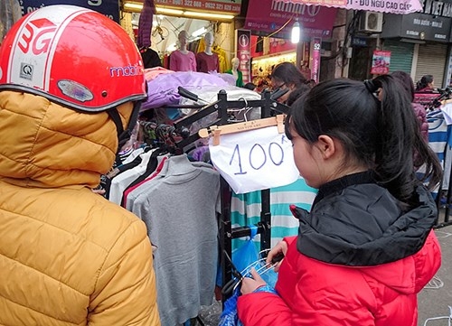 Quần áo 'đại hạ giá' dưới 100.000 hút khách phố cổ Hà Nội ảnh 5