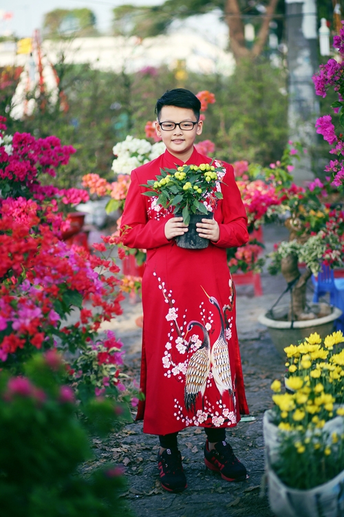 anh-thu-va-con-trai-dien-ao-dai-dao-cho-hoa-1