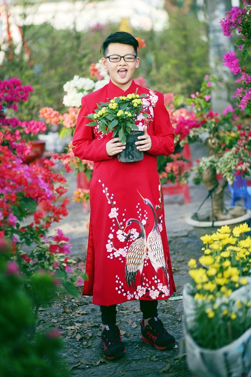 anh-thu-va-con-trai-dien-ao-dai-dao-cho-hoa-2