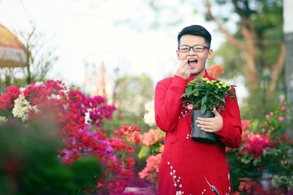 anh-thu-va-con-trai-dien-ao-dai-dao-cho-hoa-3