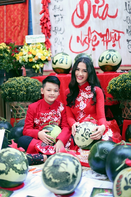 anh-thu-va-con-trai-dien-ao-dai-dao-cho-hoa-7