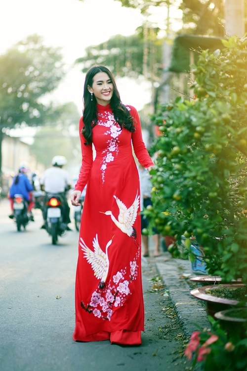 anh-thu-va-con-trai-dien-ao-dai-dao-cho-hoa-9