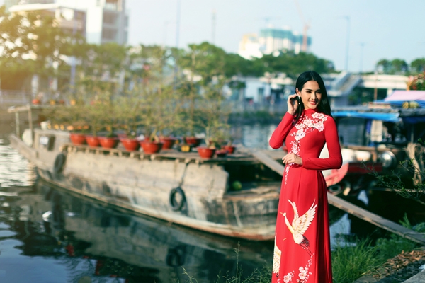 anh-thu-va-con-trai-dien-ao-dai-dao-cho-hoa-12