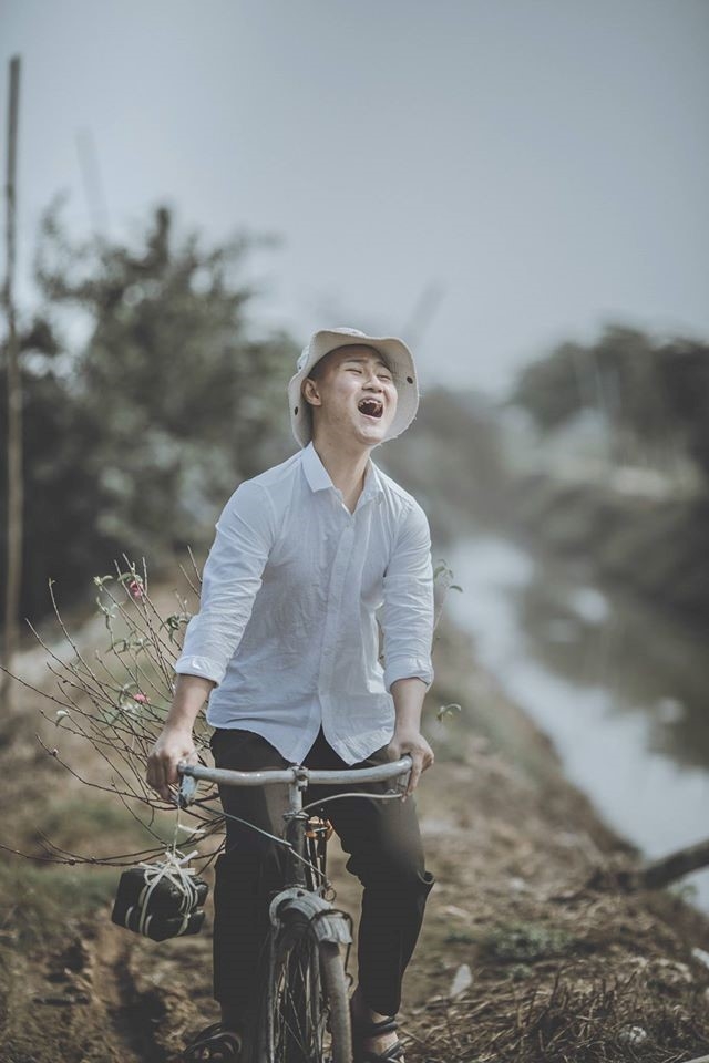 Bo anh 'Me oi! Tet nay con se ve' cua chang trai ngheo hinh anh 2