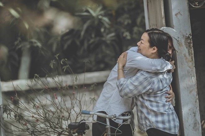 Bo anh 'Me oi! Tet nay con se ve' cua chang trai ngheo hinh anh 6