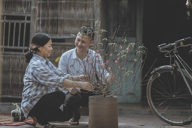 Bo anh 'Me oi! Tet nay con se ve' cua chang trai ngheo hinh anh 8