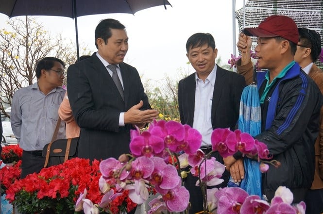 Chủ tịch UBND TP.Đà Nẵng Huỳnh Đức Thơ tìm hiểu về tình hình chợ hoa Tết Đà Nẵng đang ế ẩm và tìm phương án hỗ trợ giá thuê cho người dân /// ẢNH: AN DY