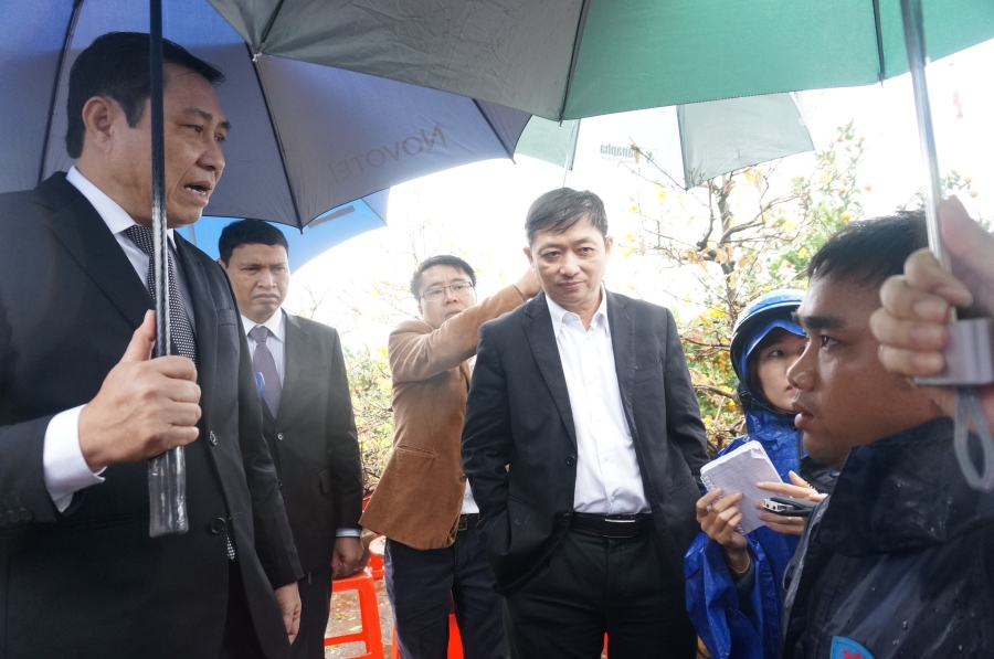 Chủ tịch Đà Nẵng ra chợ hoa 'rao hàng giúp' để người dân mua hoa Tết - ảnh 5