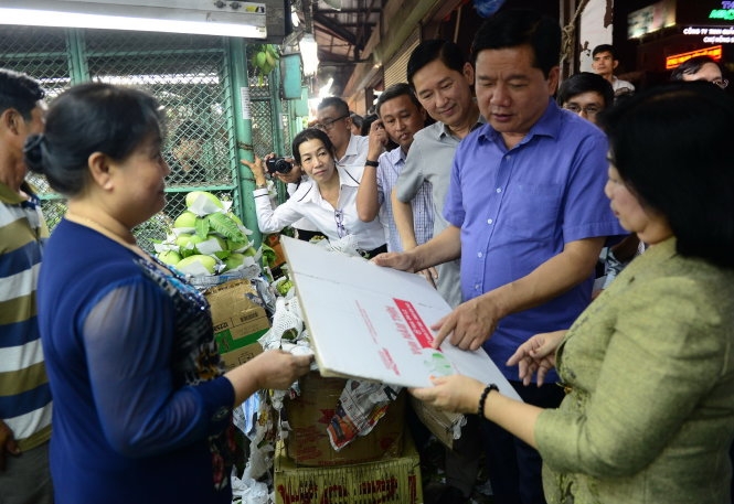 Đến chợ đầu mối, bí thư Thăng hỏi nguồn gốc hàng hóa 