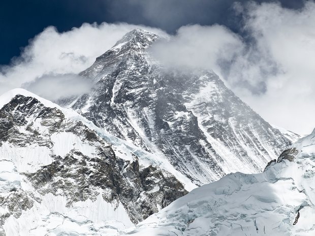 dong dat lam lun ca dinh nui cao nhat the gioi everest? hinh anh 1