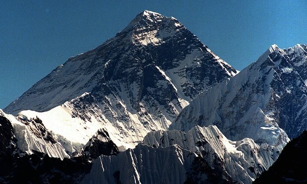 dong dat lam lun ca dinh nui cao nhat the gioi everest? hinh anh 2