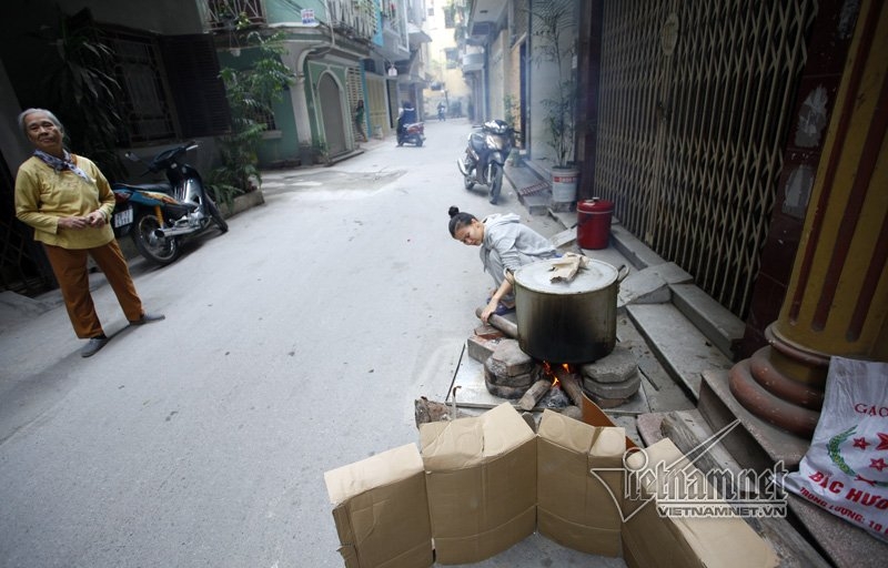 Người Hà Nội luộc bánh chưng bên sông, trên hè phố Người Hà Nội luộc bánh chưng bên sông, trên hè phố