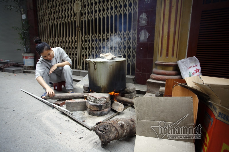 Người Hà Nội luộc bánh chưng bên sông, trên hè phố Người Hà Nội luộc bánh chưng bên sông, trên hè phố