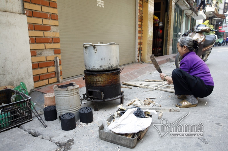 Người Hà Nội luộc bánh chưng bên sông, trên hè phố Người Hà Nội luộc bánh chưng bên sông, trên hè phố