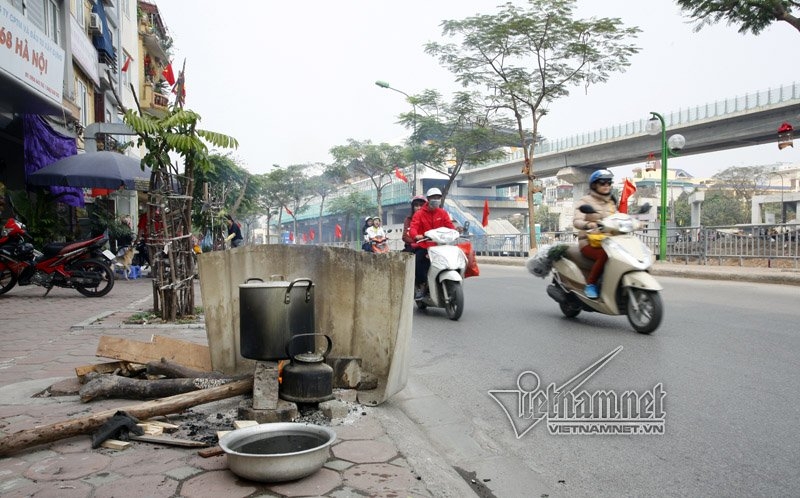 Người Hà Nội luộc bánh chưng bên sông, trên hè phố Người Hà Nội luộc bánh chưng bên sông, trên hè phố