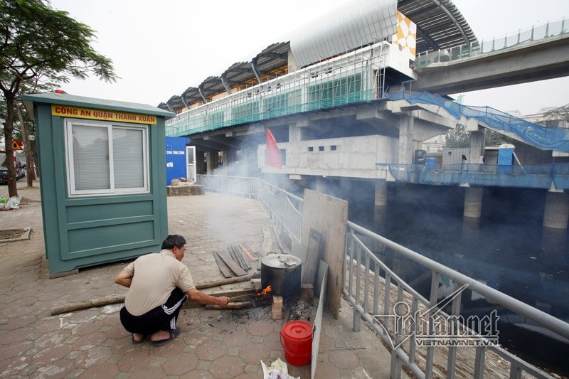 Người Hà Nội luộc bánh chưng bên sông, trên hè phố Người Hà Nội luộc bánh chưng bên sông, trên hè phố