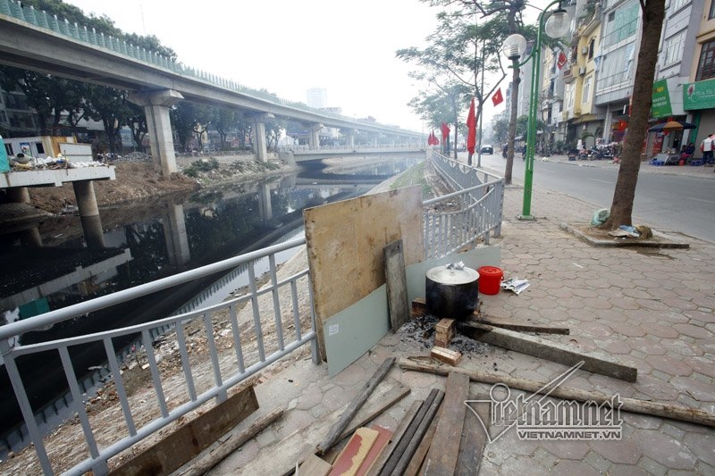 Người Hà Nội luộc bánh chưng bên sông, trên hè phố Người Hà Nội luộc bánh chưng bên sông, trên hè phố