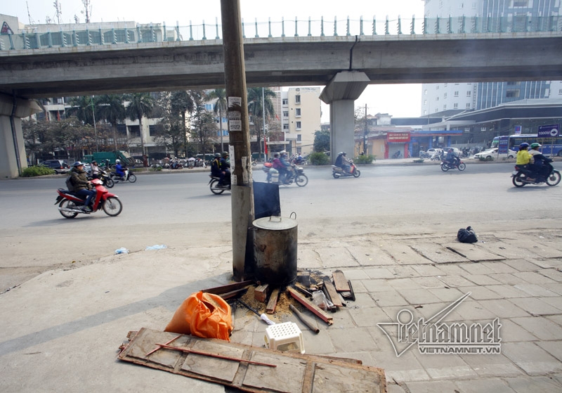 Người Hà Nội luộc bánh chưng bên sông, trên hè phố Người Hà Nội luộc bánh chưng bên sông, trên hè phố