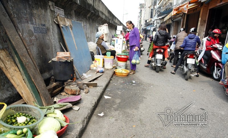 Người Hà Nội luộc bánh chưng bên sông, trên hè phố Người Hà Nội luộc bánh chưng bên sông, trên hè phố
