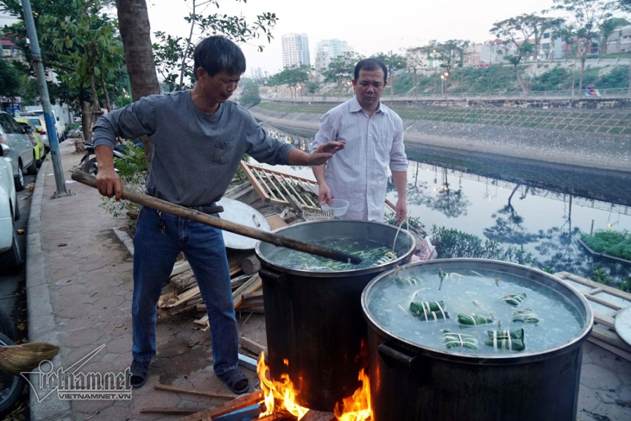 Người Hà Nội luộc bánh chưng bên sông, trên hè phố Người Hà Nội luộc bánh chưng bên sông, trên hè phố