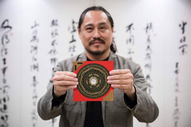 Thầy phong thủy Alion Yeo (Ảnh: AFP)