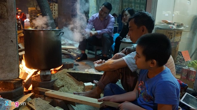 Thuc xuyen dem ben lo banh chung Tet via he hinh anh 2