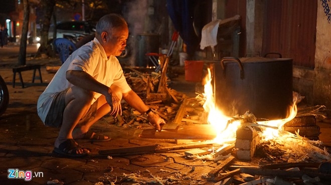 Thuc xuyen dem ben lo banh chung Tet via he hinh anh 4