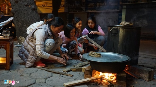 Thuc xuyen dem ben lo banh chung Tet via he hinh anh 9