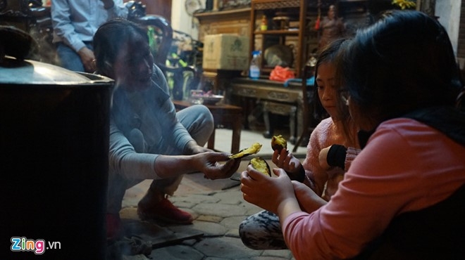 Thuc xuyen dem ben lo banh chung Tet via he hinh anh 10