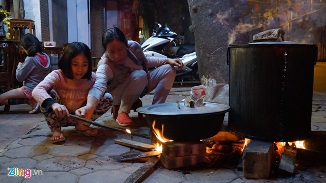 Thuc xuyen dem ben lo banh chung Tet via he hinh anh 11