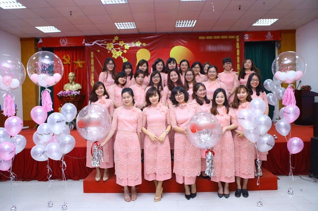 Tiệc tất niên công ty độc đáo với đội quân hường phấn lấn át mọi ánh hào quang - Ảnh 2.