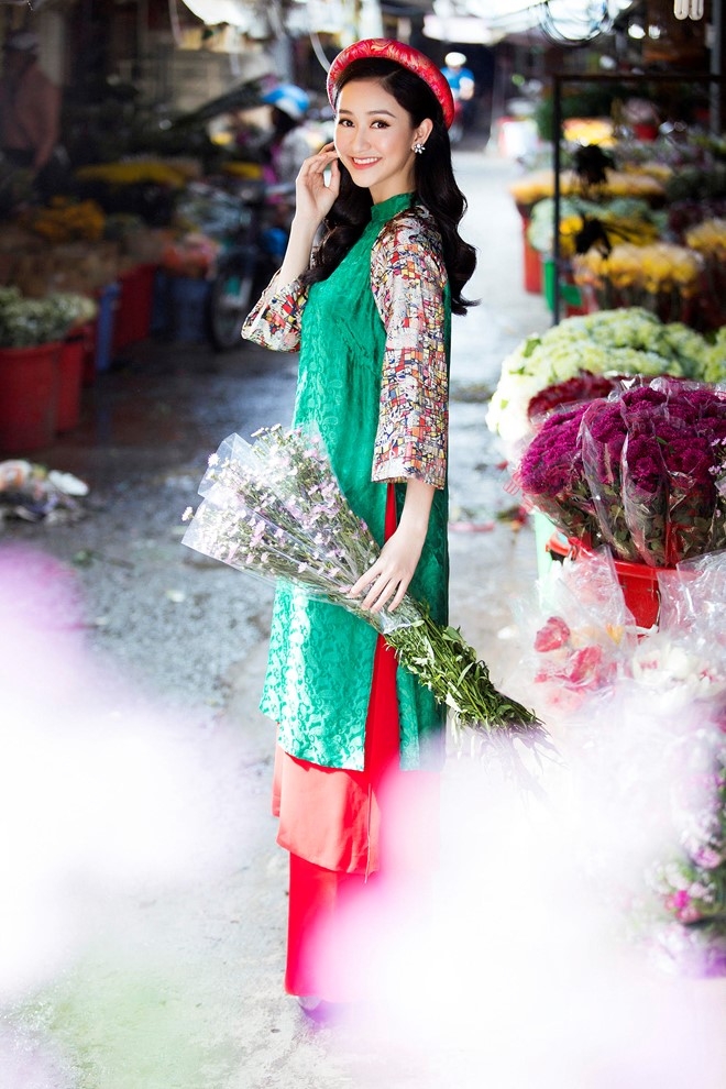 A hau Ha Thu dien ao dai lua di cho hoa Tet hinh anh 2