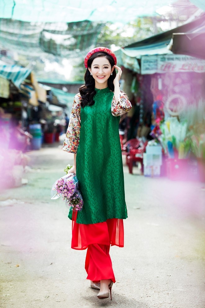 A hau Ha Thu dien ao dai lua di cho hoa Tet hinh anh 3