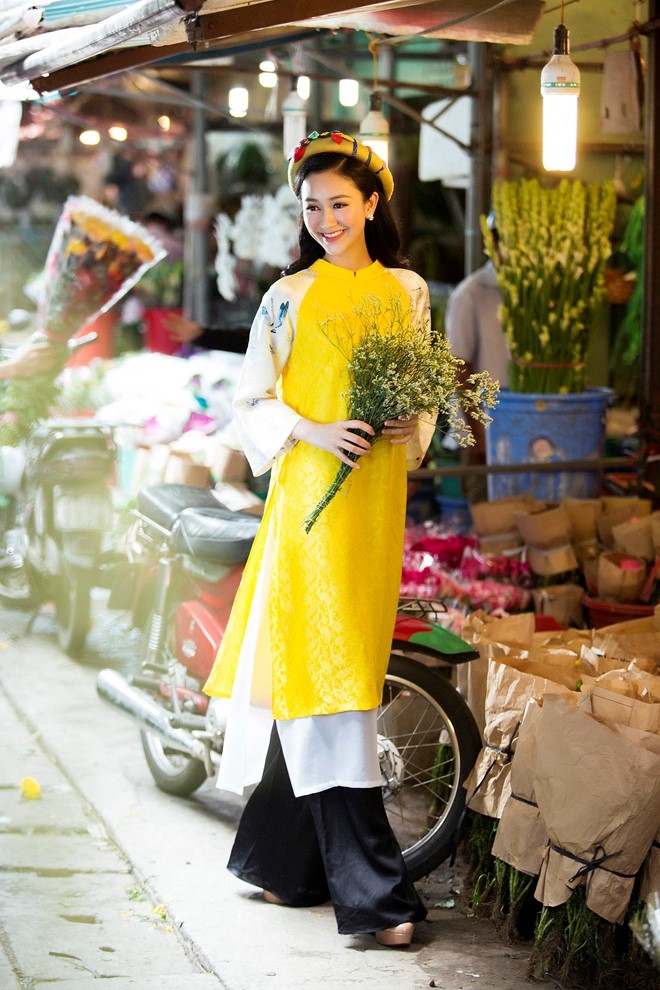 A hau Ha Thu dien ao dai lua di cho hoa Tet hinh anh 4