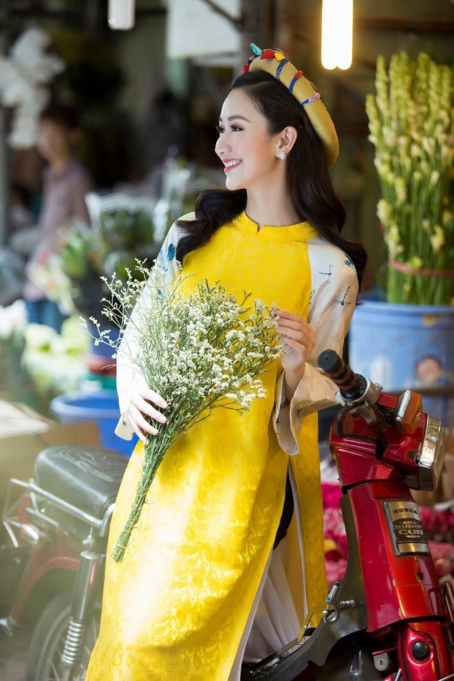 A hau Ha Thu dien ao dai lua di cho hoa Tet hinh anh 5