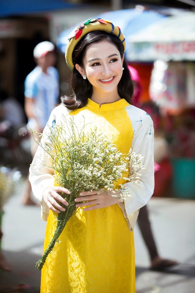 A hau Ha Thu dien ao dai lua di cho hoa Tet hinh anh 6