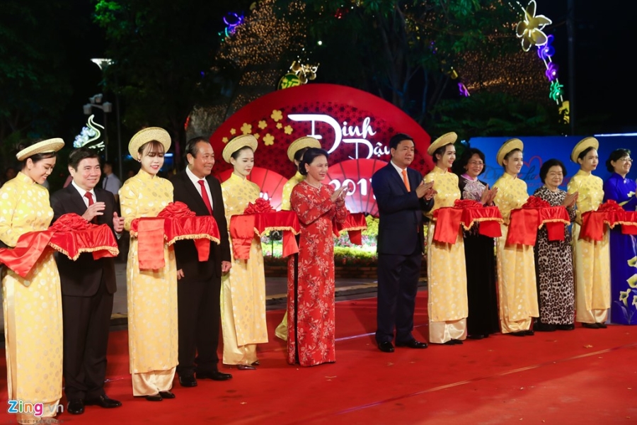 Hang nghin nguoi chen chuc dem khai mac duong hoa Nguyen Hue hinh anh 2