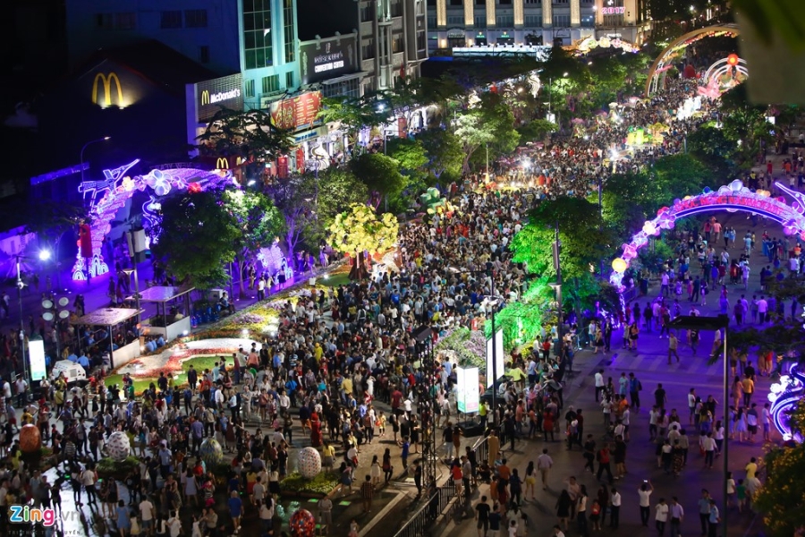 Hang nghin nguoi chen chuc dem khai mac duong hoa Nguyen Hue hinh anh 6