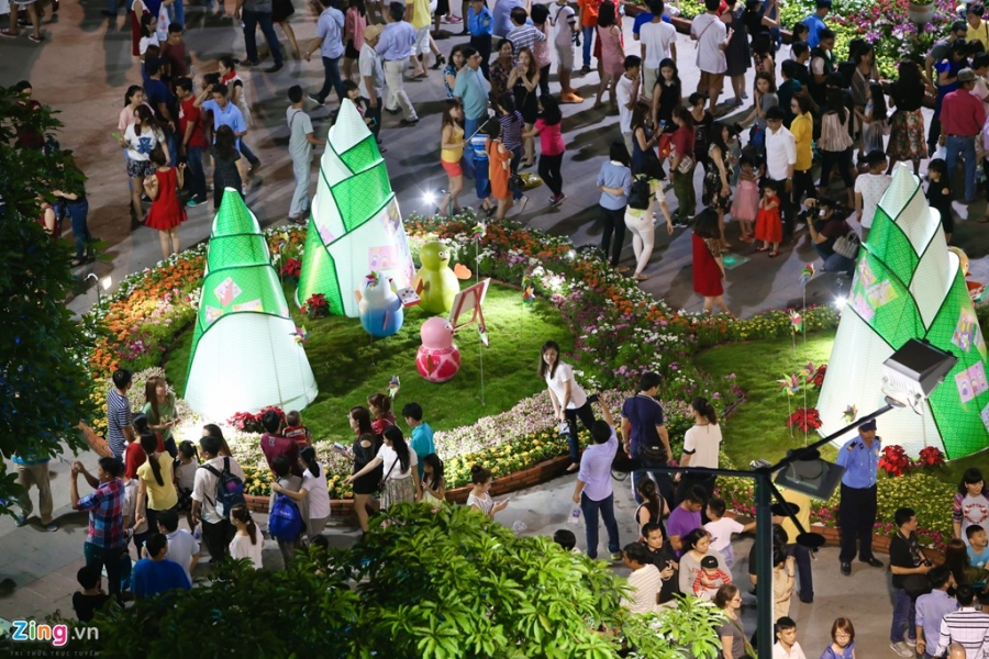 Hang nghin nguoi chen chuc dem khai mac duong hoa Nguyen Hue hinh anh 9