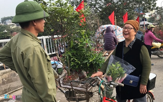 Nguoi Ha Noi tap nap mua sam trong phien cho 29 Tet hinh anh 3