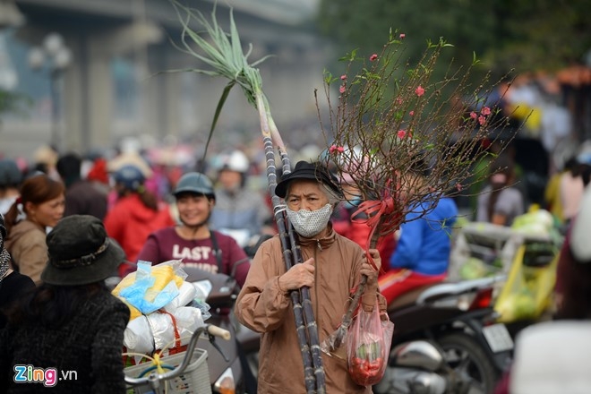 Nguoi Ha Noi tap nap mua sam trong phien cho 29 Tet hinh anh 7