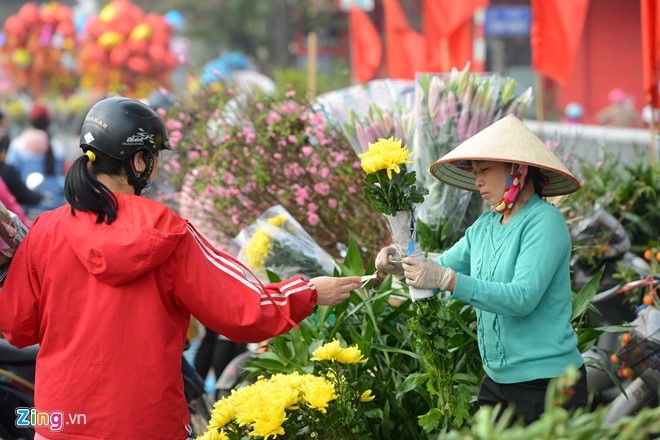 Nguoi Ha Noi tap nap mua sam trong phien cho 29 Tet hinh anh 8