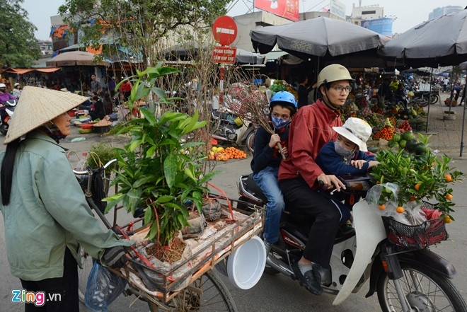 Nguoi Ha Noi tap nap mua sam trong phien cho 29 Tet hinh anh 10