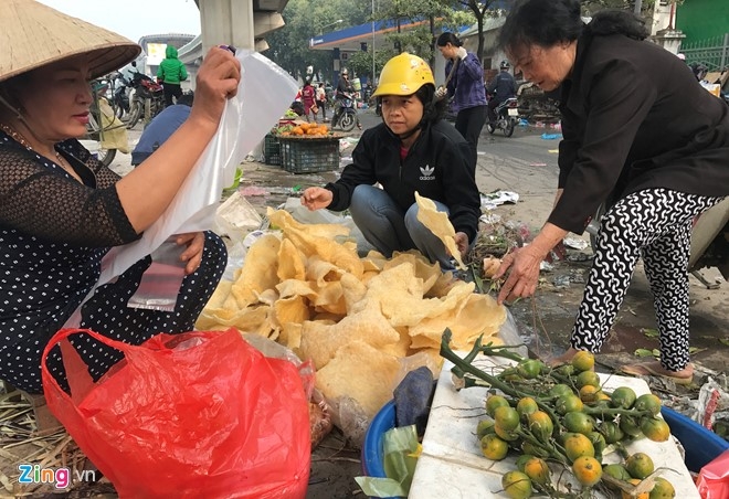 Nguoi Ha Noi tap nap mua sam trong phien cho 29 Tet hinh anh 14