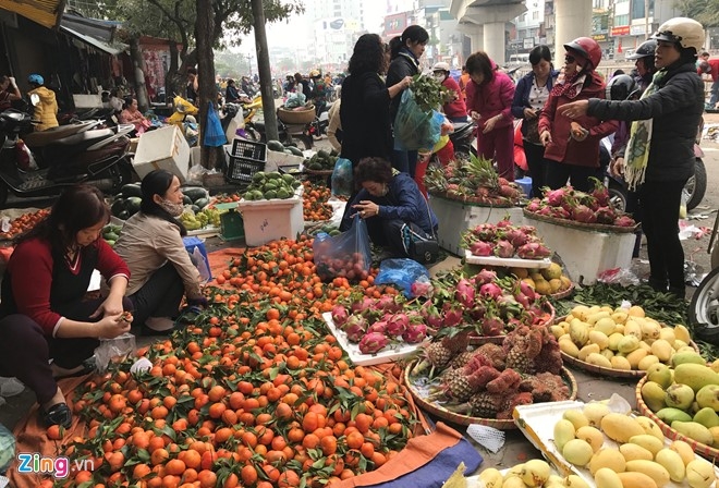Nguoi Ha Noi tap nap mua sam trong phien cho 29 Tet hinh anh 15