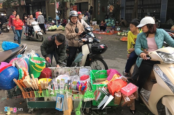 Nguoi Ha Noi tap nap mua sam trong phien cho 29 Tet hinh anh 16