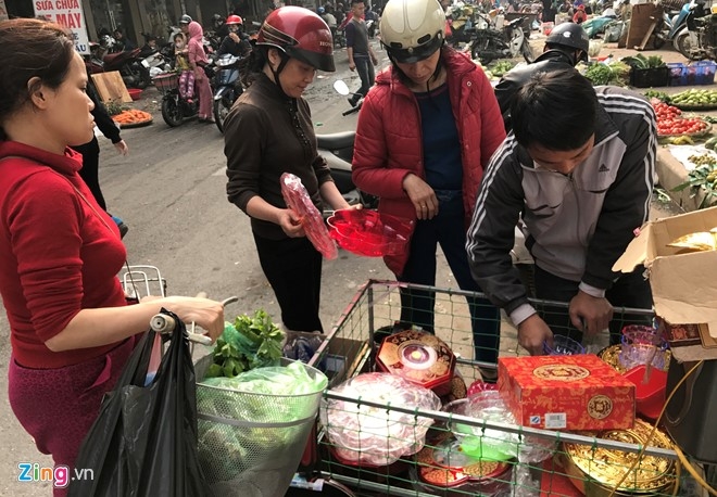 Nguoi Ha Noi tap nap mua sam trong phien cho 29 Tet hinh anh 17