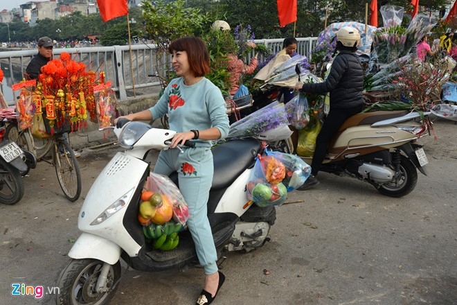Nguoi Ha Noi tap nap mua sam trong phien cho 29 Tet hinh anh 18