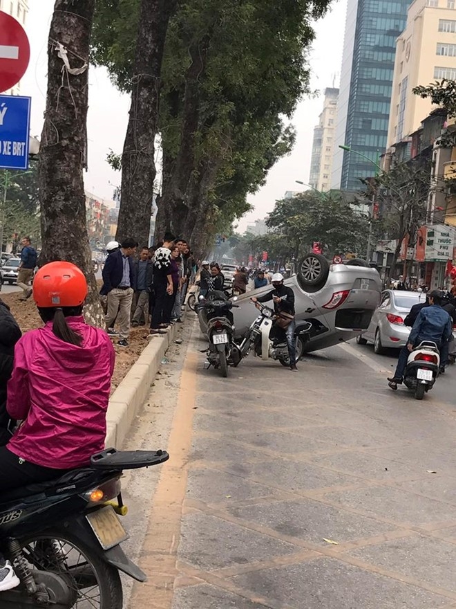 Oto lat ngua bung giua pho khien 2 nguoi bi thuong hinh anh 1