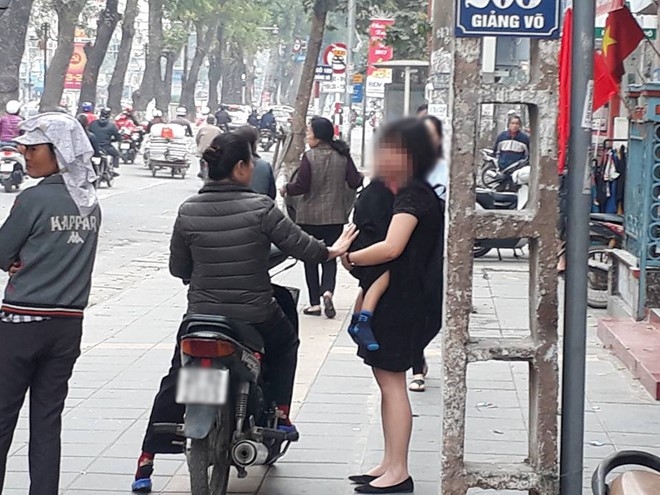Oto lat ngua bung giua pho khien 2 nguoi bi thuong hinh anh 2